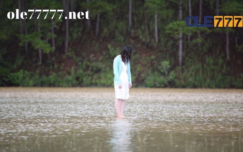 mơ thấy người chết trôi